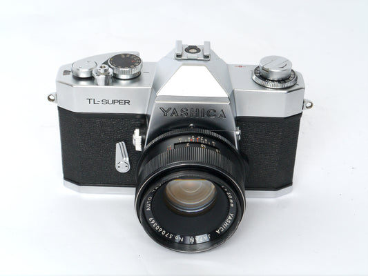 Yashica TL -Super Gehäuse mit Yashinon DX 1,7/ 50mm und Revuetron 34T Elektronenblitzgerät – guter Zustand