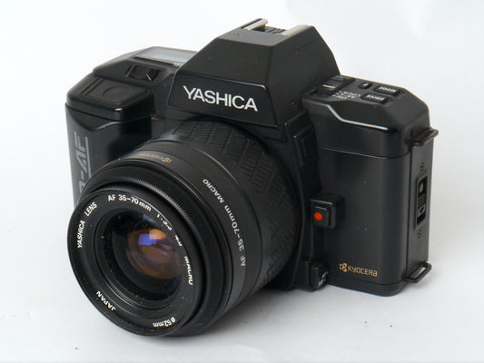 Yashica 200 AF Set mit AF 35-70mm, AF 70-210mm und Blitzgerät CS-250 AF – gut