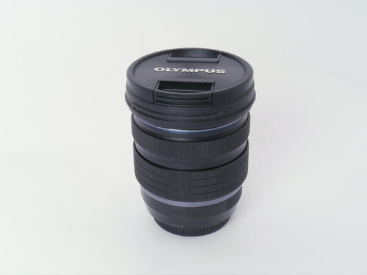 Olympus / OM System M.Zuiko Digital ED 4/8–25 mm PRO Objektiv – wie Neu