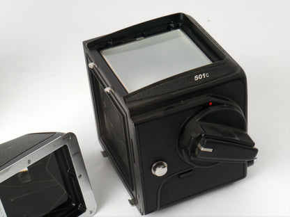 Hasselblad 501C Gehäuse mit Zeiss S-Planar 5,6/120 mm, A12 Magazin und NC2 Prisma – sehr guter Zustand