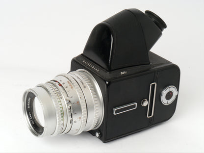 Hasselblad 501C Gehäuse mit Zeiss S-Planar 5,6/120 mm, A12 Magazin und NC2 Prisma – sehr guter Zustand
