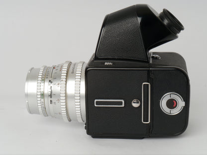 Hasselblad 501C Gehäuse mit Zeiss S-Planar 5,6/120 mm, A12 Magazin und NC2 Prisma – sehr guter Zustand