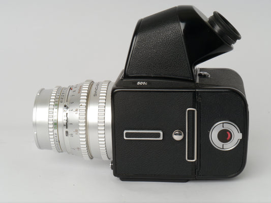 Hasselblad 501C Gehäuse mit Zeiss S-Planar 5,6/120 mm, A12 Magazin und NC2 Prisma – sehr guter Zustand