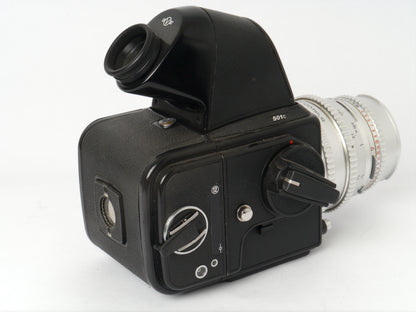 Hasselblad 501C Gehäuse mit Zeiss S-Planar 5,6/120 mm, A12 Magazin und NC2 Prisma – sehr guter Zustand