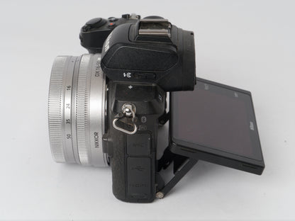 Nikon Z 50 Gehäuse mit Nikkor Z DX 3,5–6,3/16–50 mm VR – guter Zustand
