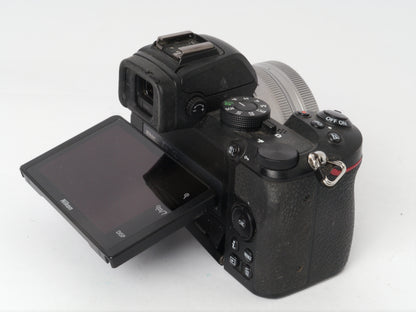 Nikon Z 50 Gehäuse mit Nikkor Z DX 3,5–6,3/16–50 mm VR – guter Zustand