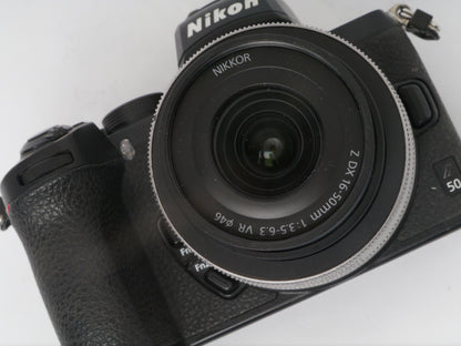 Nikon Z 50 Gehäuse mit Nikkor Z DX 3,5–6,3/16–50 mm VR – guter Zustand