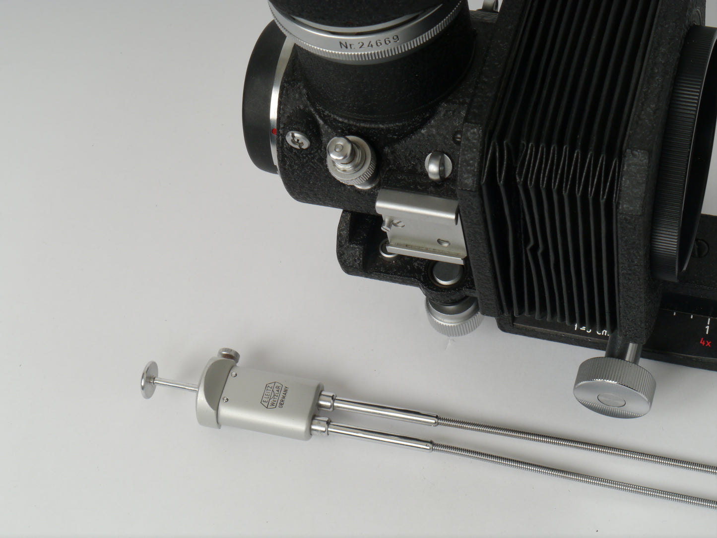 Leica Visoflex I Spiegelkasten Art. PLOOT mit 45° 4× Lupe Art. PEGOO, original Doppeldrahtauslöser– sehr guter Zustand