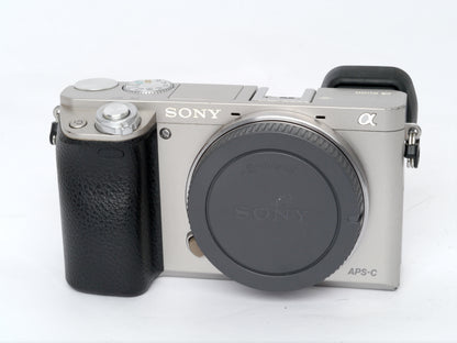 Sony Alpha 6000 silber Gehäuse – sehr guter Zustand
