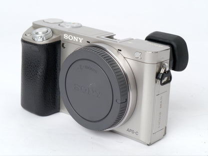 Sony Alpha 6000 silber Gehäuse – sehr guter Zustand