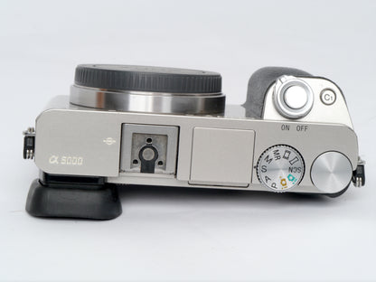 Sony Alpha 6000 silber Gehäuse – sehr guter Zustand