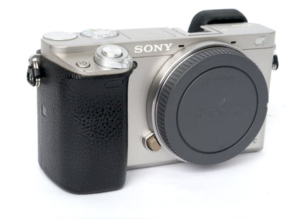 Sony Alpha 6000 silber Gehäuse – sehr guter Zustand