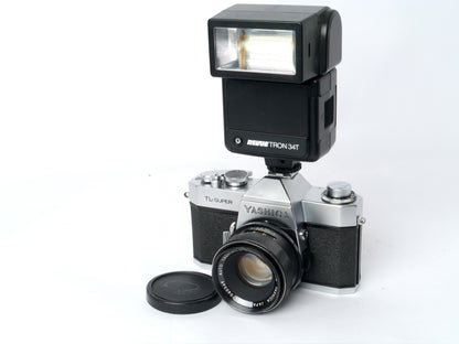 Yashica TL -Super Gehäuse mit Yashinon DX 1,7/ 50mm und Revuetron 34T Elektronenblitzgerät – guter Zustand