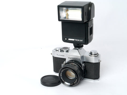 Yashica TL -Super Gehäuse mit Yashinon DX 1,7/ 50mm und Revuetron 34T Elektronenblitzgerät – guter Zustand