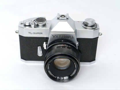 Yashica TL -Super Gehäuse mit Yashinon DX 1,7/ 50mm und Revuetron 34T Elektronenblitzgerät – guter Zustand
