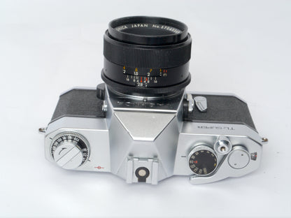 Yashica TL -Super Gehäuse mit Yashinon DX 1,7/ 50mm und Revuetron 34T Elektronenblitzgerät – guter Zustand