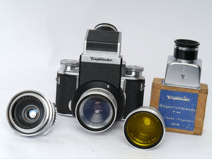 Voigtländer Prominent Gehäuse Art. 124/ mit Ultron 2/ 50mm, Telomar 5,5/ 100mm, Skoparon 3,5/ 35mm, Spiegelreflexeinheit mit 2 Sucherlupen – sehr gut
