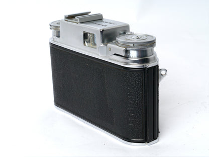 Voigtländer Prominent Gehäuse Art. 124/ mit Ultron 2/ 50mm, Telomar 5,5/ 100mm, Skoparon 3,5/ 35mm, Spiegelreflexeinheit mit 2 Sucherlupen – sehr gut