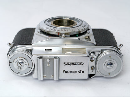 Voigtländer Prominent Gehäuse Art. 124/ mit Ultron 2/ 50mm, Telomar 5,5/ 100mm, Skoparon 3,5/ 35mm, Spiegelreflexeinheit mit 2 Sucherlupen – sehr gut