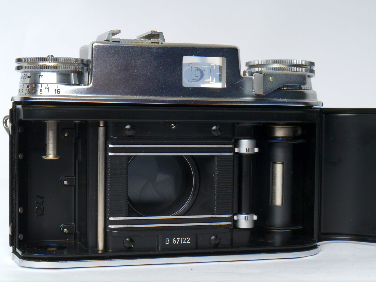 Voigtländer Prominent Gehäuse Art. 124/ mit Ultron 2/ 50mm, Telomar 5,5/ 100mm, Skoparon 3,5/ 35mm, Spiegelreflexeinheit mit 2 Sucherlupen – sehr gut