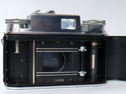 Voigtländer Prominent Gehäuse Art. 124/ mit Ultron 2/ 50mm, Telomar 5,5/ 100mm, Skoparon 3,5/ 35mm, Spiegelreflexeinheit mit 2 Sucherlupen – sehr gut