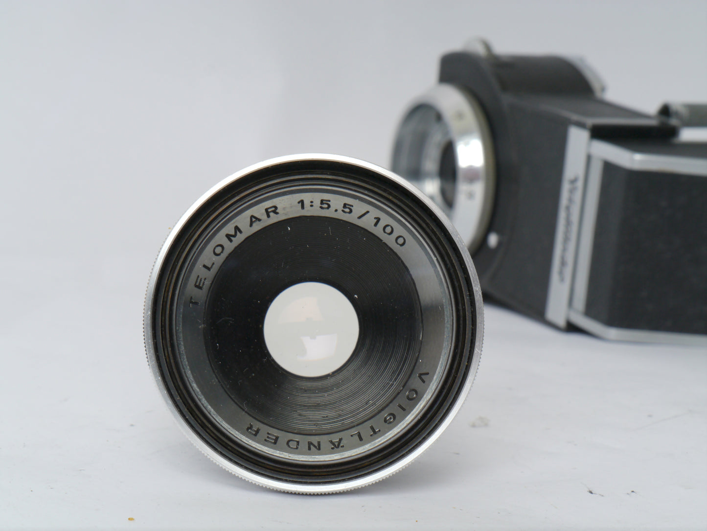 Voigtländer Prominent Gehäuse Art. 124/ mit Ultron 2/ 50mm, Telomar 5,5/ 100mm, Skoparon 3,5/ 35mm, Spiegelreflexeinheit mit 2 Sucherlupen – sehr gut