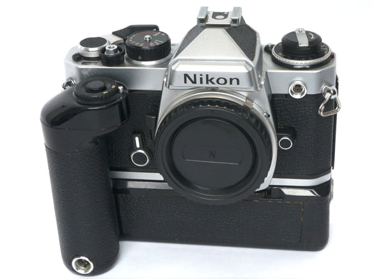 Nikon FE Gehäuse silber mit MD-12 Motorwinder – guter Zustand
