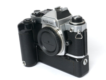 Nikon FE Gehäuse silber mit MD-12 Motorwinder – guter Zustand