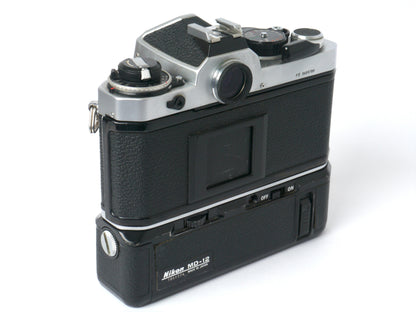 Nikon FE Gehäuse silber mit MD-12 Motorwinder – guter Zustand