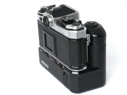 Nikon FE Gehäuse silber mit MD-12 Motorwinder – guter Zustand