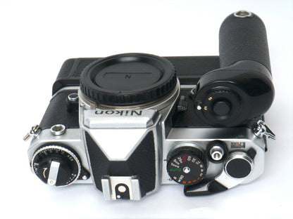 Nikon FE Gehäuse silber mit MD-12 Motorwinder – guter Zustand