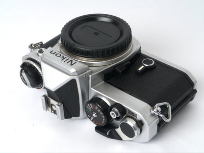 Nikon FE Gehäuse silber mit MD-12 Motorwinder – guter Zustand