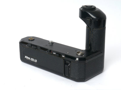 Nikon FE Gehäuse silber mit MD-12 Motorwinder – guter Zustand