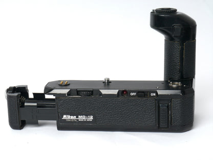 Nikon FE Gehäuse silber mit MD-12 Motorwinder – guter Zustand