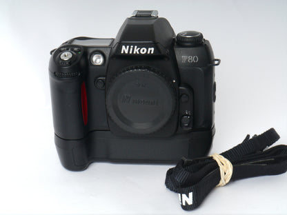 Nikon F80 Gehäuse mit MB-16 Hochformatgriff – sehr gut