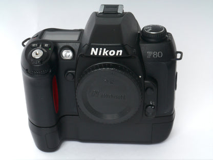 Nikon F80 Gehäuse mit MB-16 Hochformatgriff – sehr gut