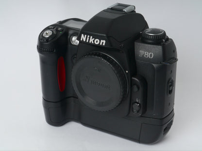 Nikon F80 Gehäuse mit MB-16 Hochformatgriff – sehr gut