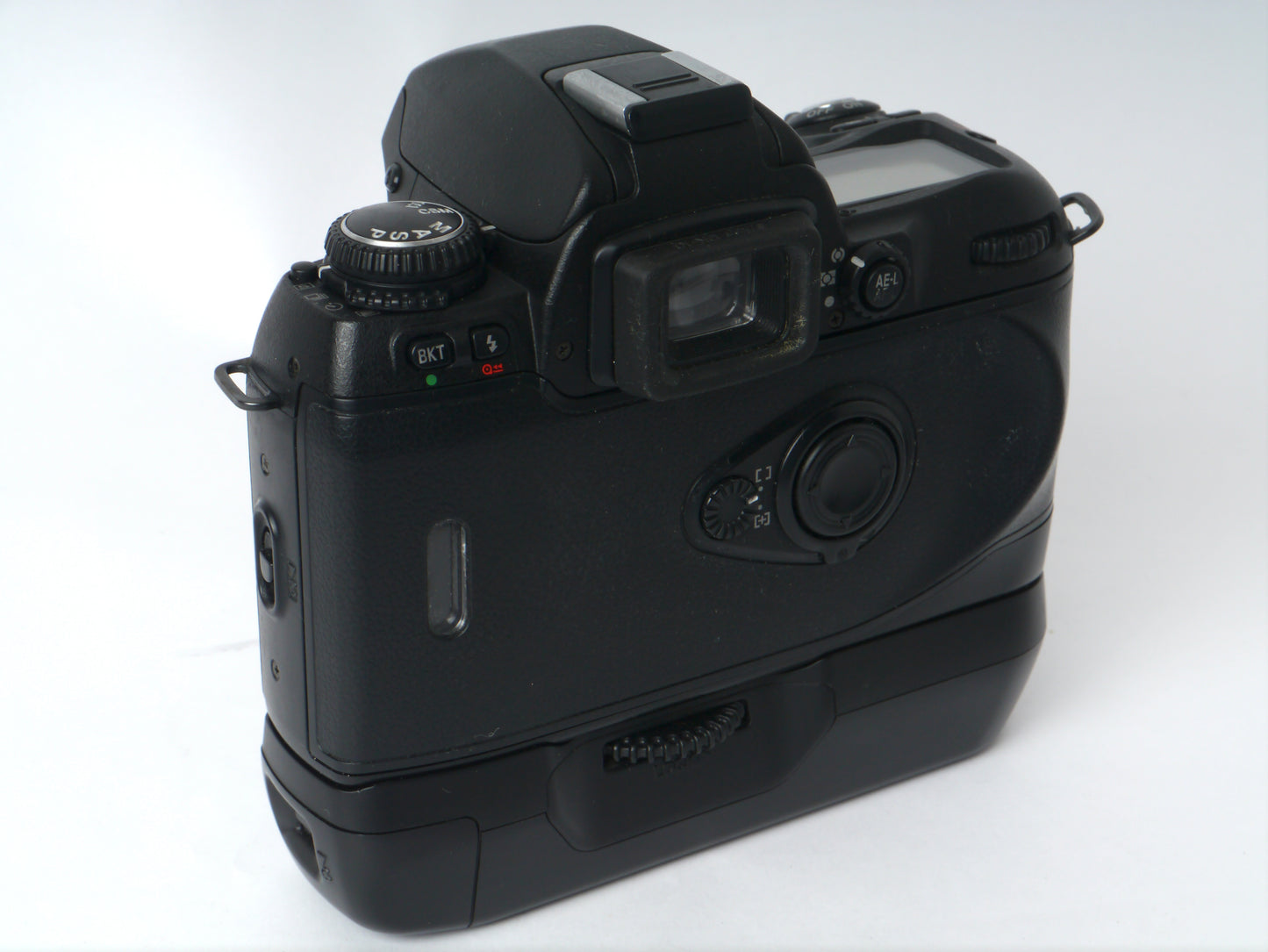 Nikon F80 Gehäuse mit MB-16 Hochformatgriff – sehr gut