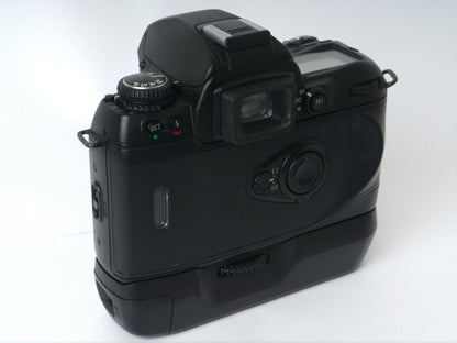 Nikon F80 Gehäuse mit MB-16 Hochformatgriff – sehr gut