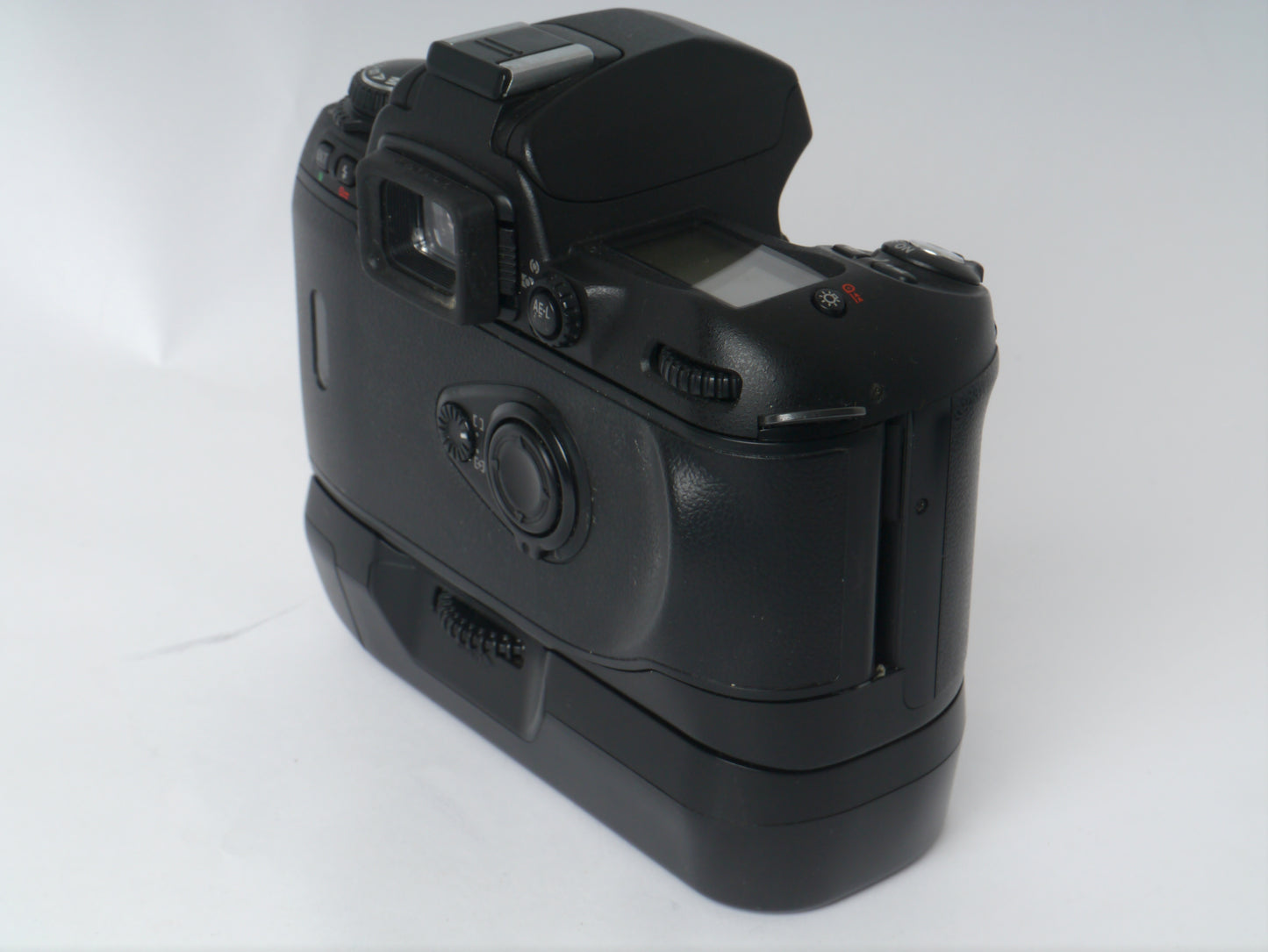 Nikon F80 Gehäuse mit MB-16 Hochformatgriff – sehr gut