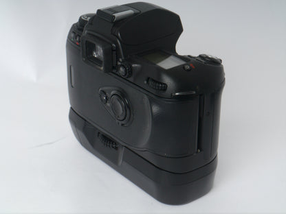 Nikon F80 Gehäuse mit MB-16 Hochformatgriff – sehr gut