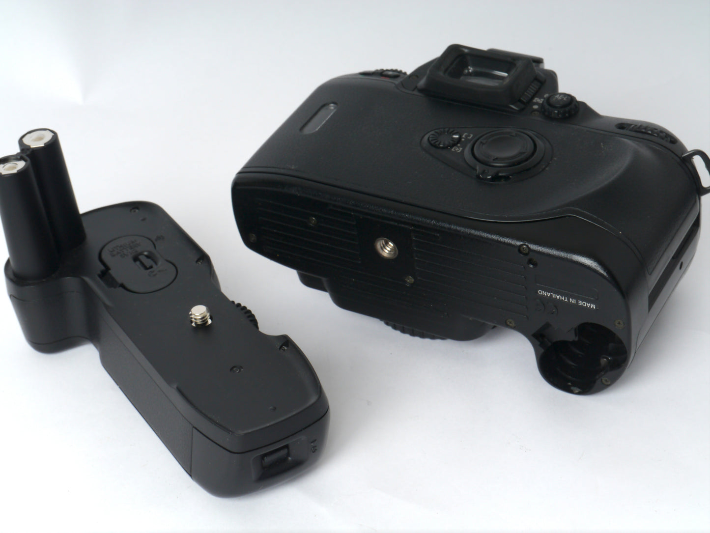 Nikon F80 Gehäuse mit MB-16 Hochformatgriff – sehr gut