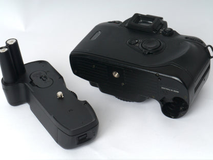 Nikon F80 Gehäuse mit MB-16 Hochformatgriff – sehr gut