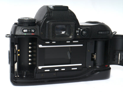 Nikon F80 Gehäuse mit MB-16 Hochformatgriff – sehr gut