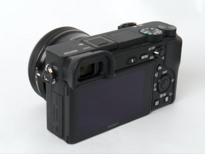 Sony Alpha 6400 mit E 3,5-5,6/16-50mm PZ OSS – guter Zustand