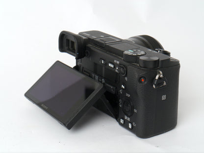 Sony Alpha 6400 mit E 3,5-5,6/16-50mm PZ OSS – guter Zustand