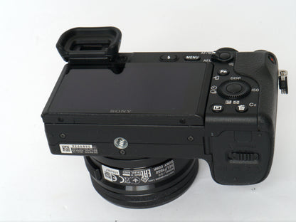Sony Alpha 6400 mit E 3,5-5,6/16-50mm PZ OSS – guter Zustand