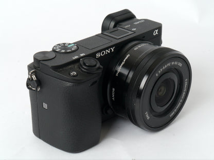 Sony Alpha 6400 mit E 3,5-5,6/16-50mm PZ OSS – guter Zustand