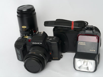 Yashica 200 AF Set mit AF 35-70mm, AF 70-210mm und Blitzgerät CS-250 AF – gut