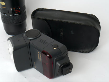 Yashica 200 AF Set mit AF 35-70mm, AF 70-210mm und Blitzgerät CS-250 AF – gut